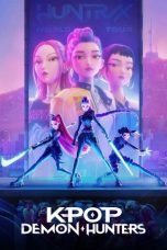 Poster resmi KPop Demon Hunters girl group HUNTR/X (Rumi, Mira, Zoey) sedang bertarung melawan iblis, film animasi Netflix 2025.